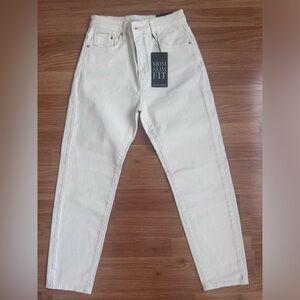 Stradivarius NWT mom slim fit jeans, color cream, high rise, size medium 28/6